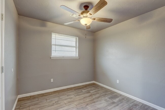 Building Photo - This Cute and Cozy 4 Bed, 2 Bath Home is Available now!!