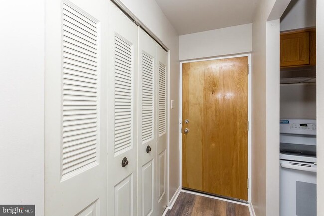 Building Photo - 3218 Valley Dr