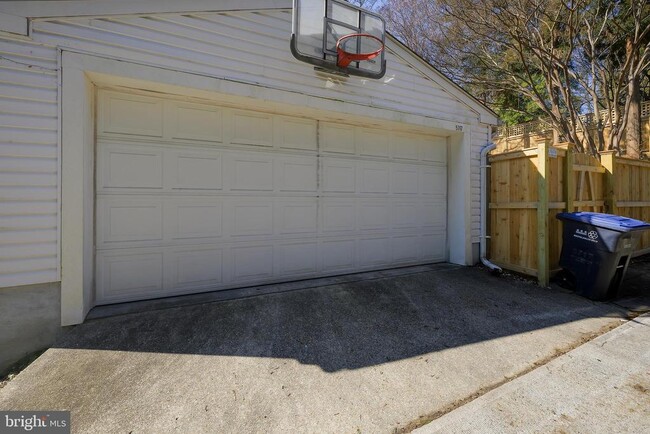 Building Photo - 5717 Chevy Chase Pkwy NW