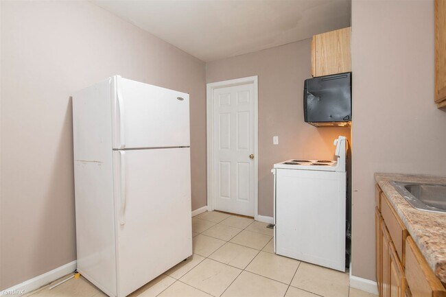 Building Photo - 2 br, 1 bath Triplex - 1745 WILLINGTON ST ...