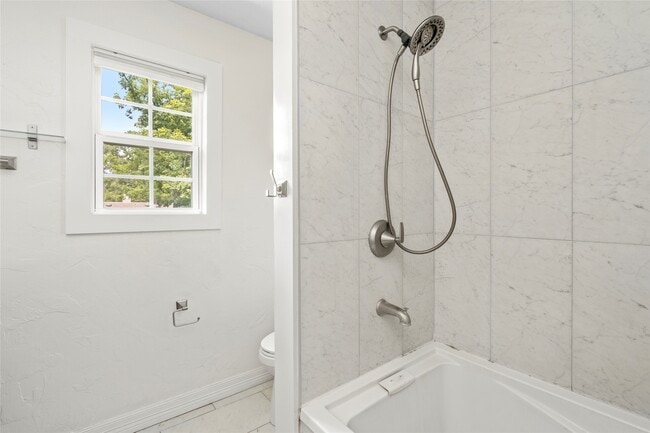 Building Photo - 560 Landfall Ln