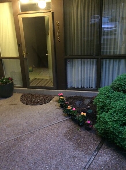 Building Photo - 2108 S Quincy St