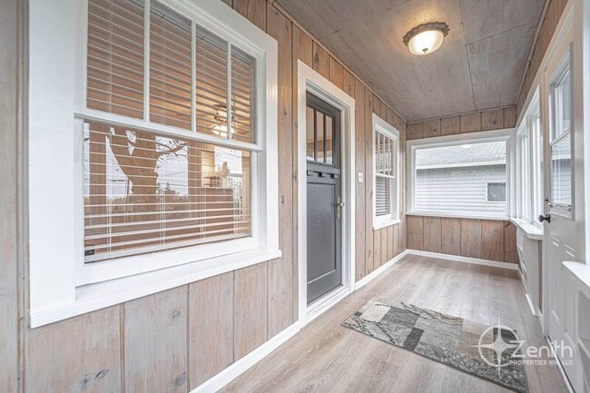 Building Photo - 2541 SW 6th Ave