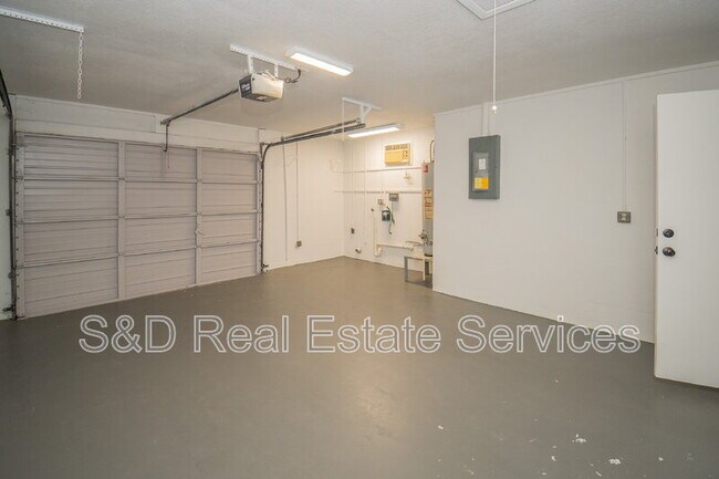 Building Photo - 304 La Serena St