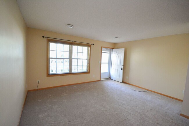 Building Photo - 2-story townhome in fantastic location!
