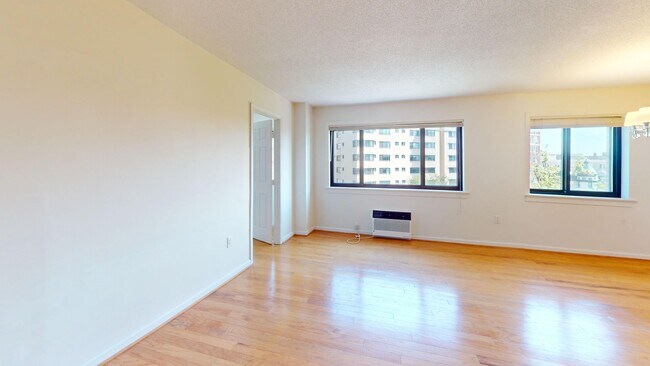 Building Photo - Dupont Circle One Bedroom W/Off Street Par...