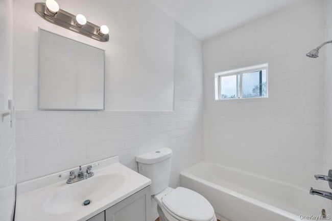 Building Photo - 1550 Montauk Hwy