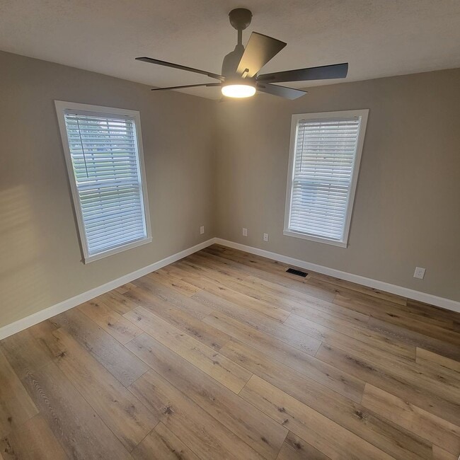 Building Photo - 3/2 Single Family- Full Unfinished Basement- Renovated House