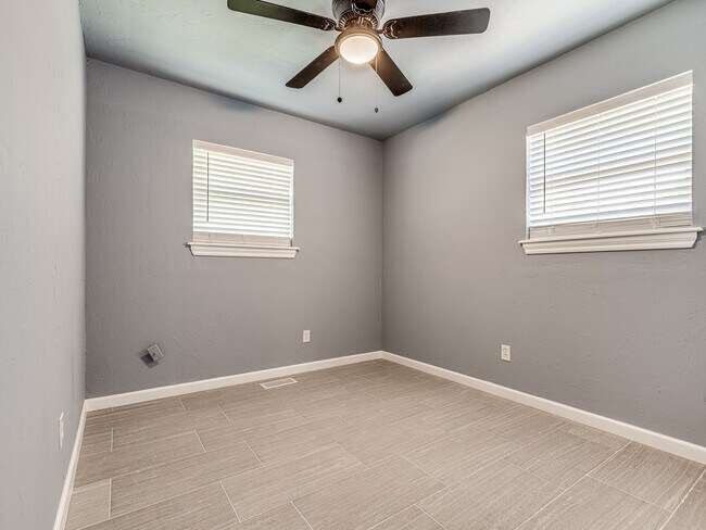 Building Photo - 14008 Gateway Dr