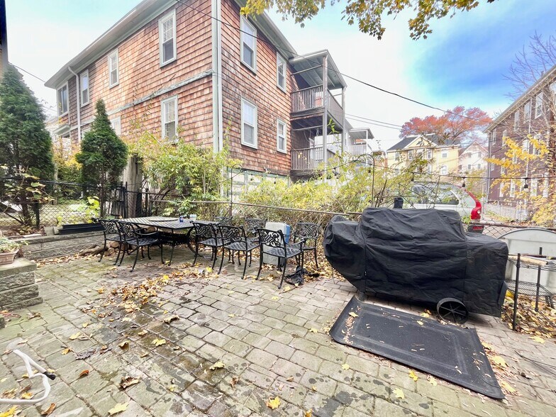 Building Photo - 67 Hillside St