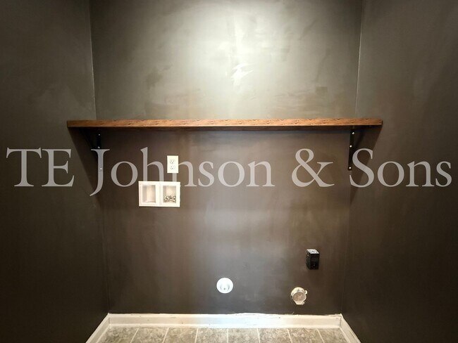 Building Photo - Modern Comfort with Vaulted Ceilings & Garage in Winston-Salem