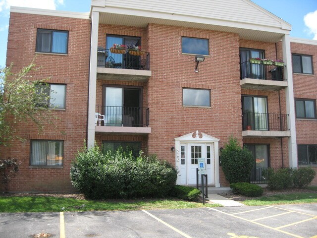 Primary Photo - 5403 Chateau Dr