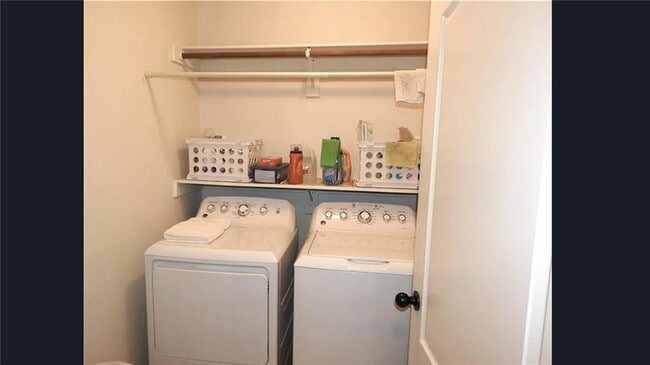 Building Photo - 402 SW Arch St