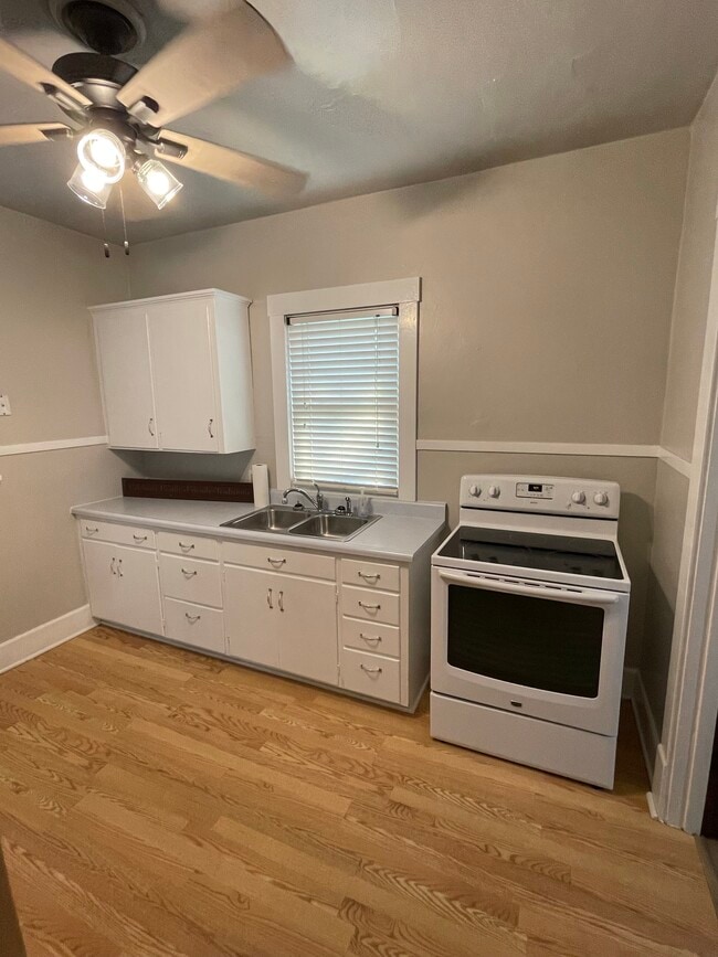 Building Photo - 401 N Polk St