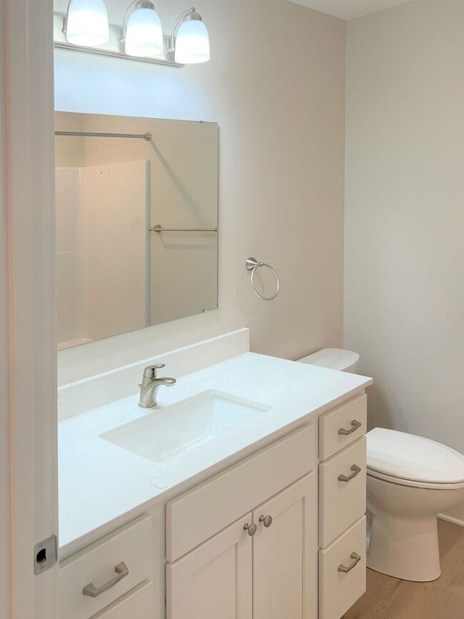 Building Photo - 4 Bedroom Townhome - Holland South Side