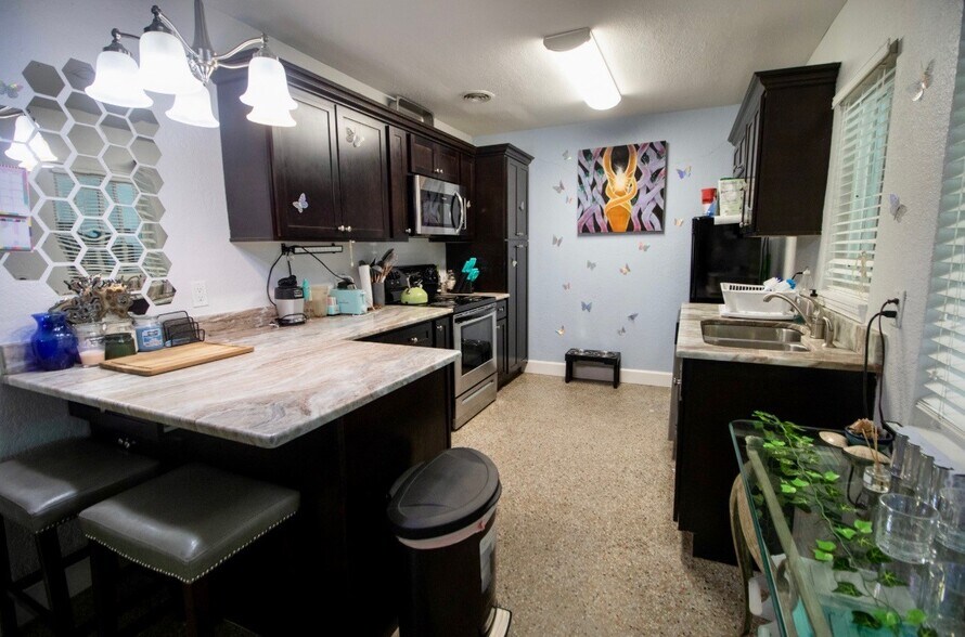 Kitchen - 100 38th Ave SE