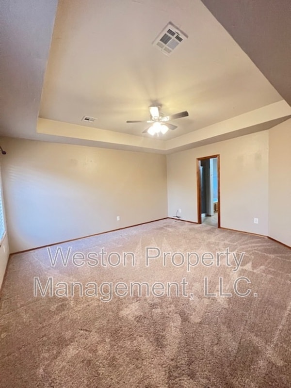 Building Photo - 701 N Ponderosa Way