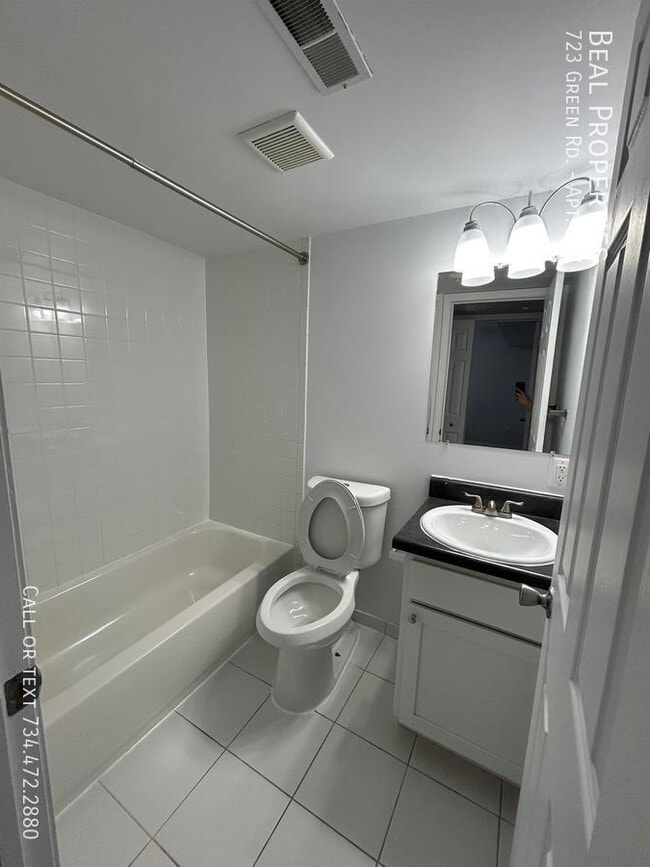 Building Photo - 723 Green Rd