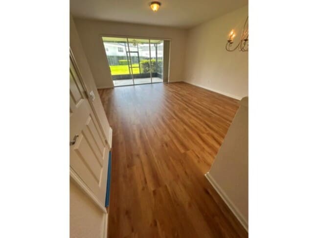Building Photo - 3 bed 2.5 bath townhome with 1 car garage