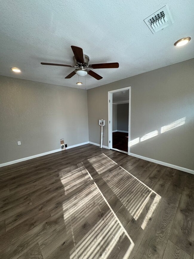 Building Photo - 3 Bedroom / 1 Bath Available Now in Jonesboro