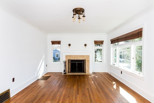 Building Photo - Spacious Home with that Classic Seattle Charm!