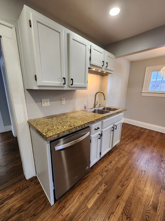 Building Photo - West Asheville Bungalow