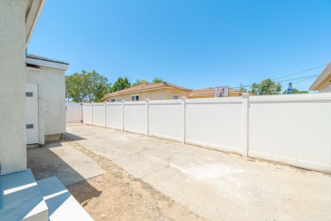 Building Photo - 3636 Gardenia Ave