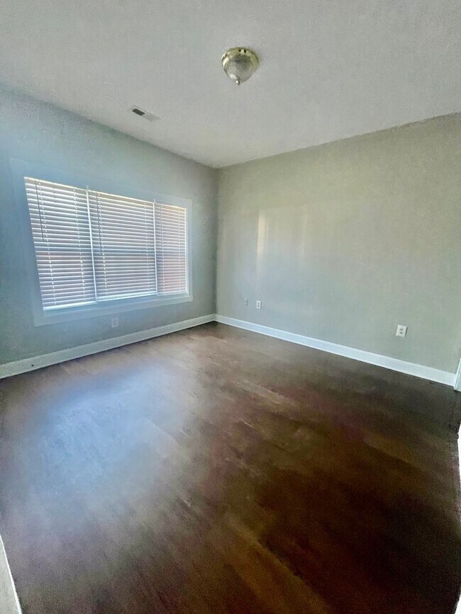 Building Photo - (Holdfunds)MeadowVista9041