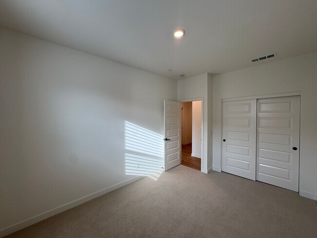 Building Photo - Modern 3BD/3BA in San Marcos