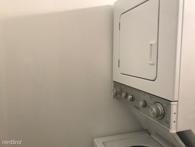 Building Photo - Studio, 1 bath Apartment - 144 Wonder St.