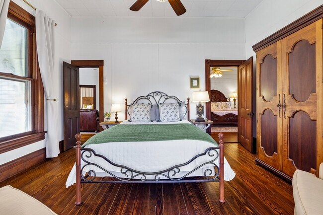 Building Photo - 676 S Waco St