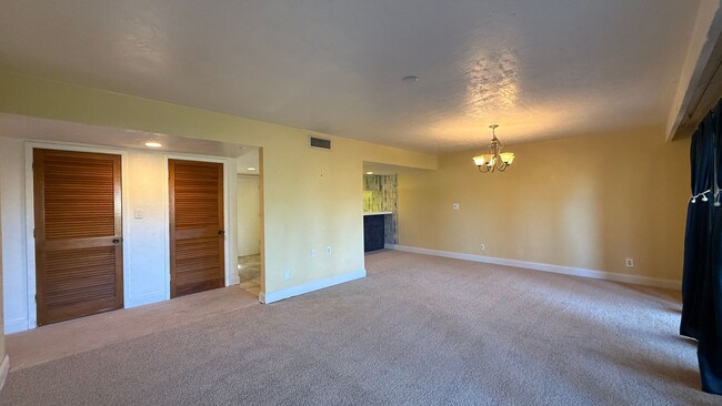 Building Photo - Move In Ready! Lovely 1 Bed 1 Bath Condo i...