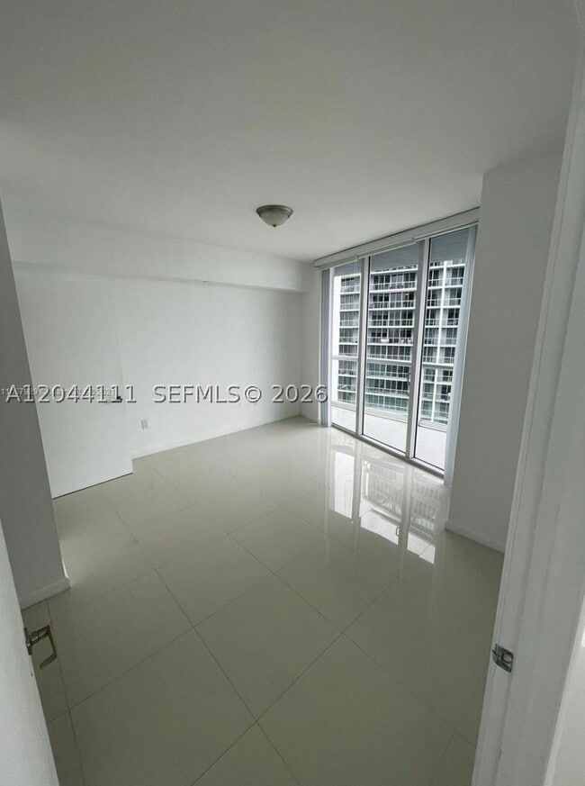 Building Photo - 495 Brickell Ave