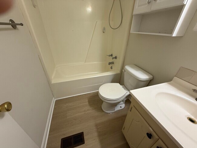 Building Photo - 4067 Fairway Dr
