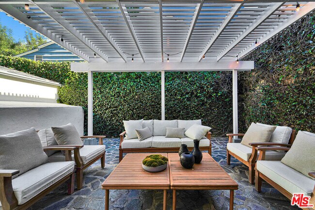 Building Photo - 560 Croft Ave