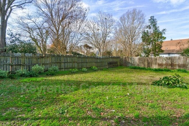 Building Photo - 338 Main St