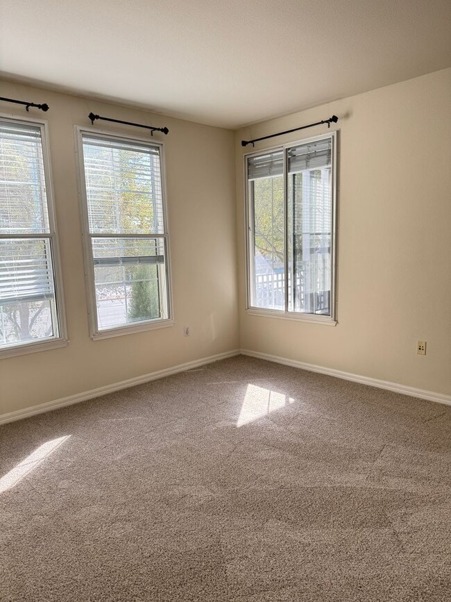 Building Photo - Large Santa Clara 1 Bedroom Condo in River...