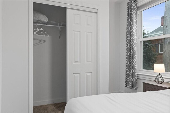 Building Photo - Renovated 3-bed, 2.5-bath house in Heart o...
