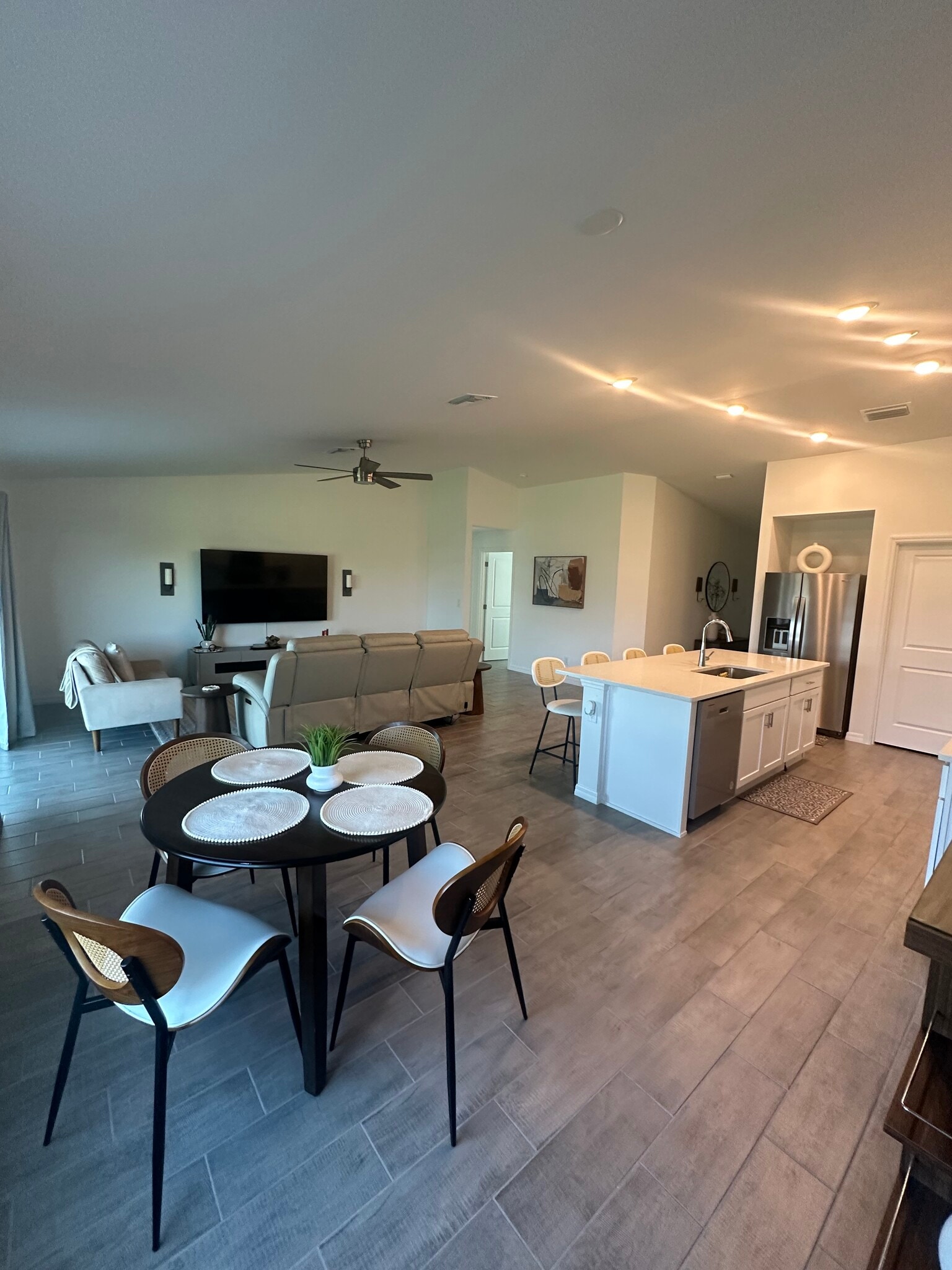 Building Photo - 1614 NE 2nd Pl