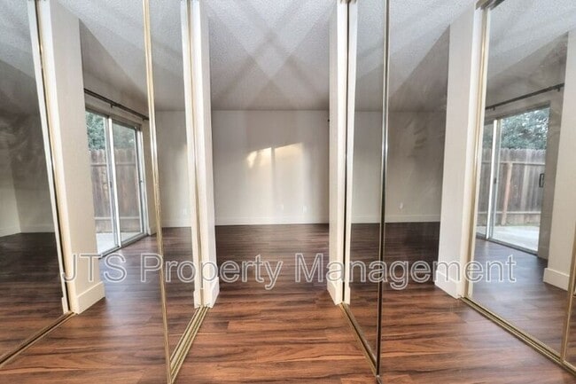 Building Photo - 8128 Sunrise E Way