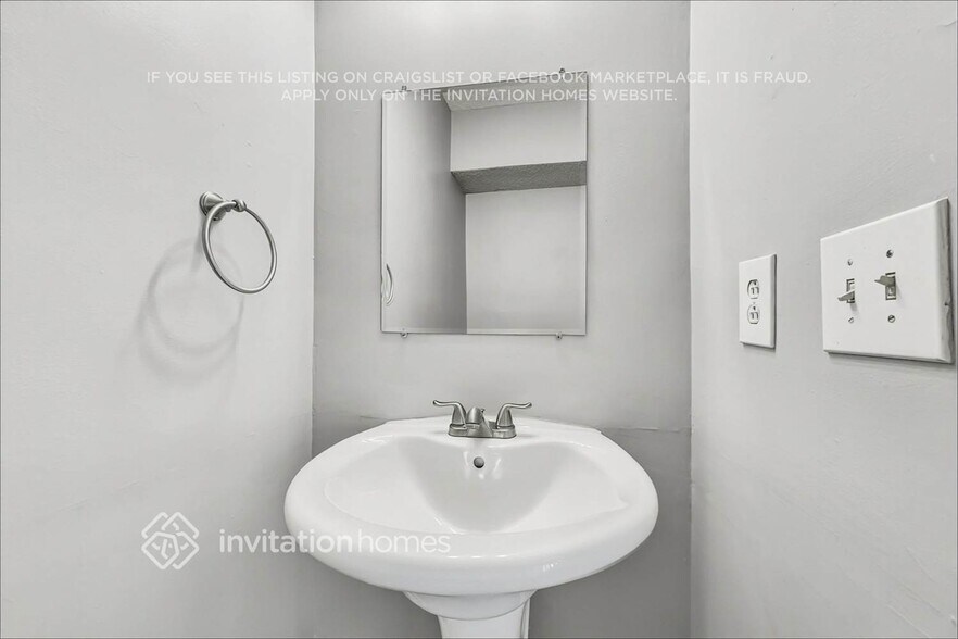 Building Photo - 3939 Armitage Dr