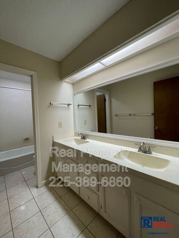 Building Photo - 1228 Beckenham Dr