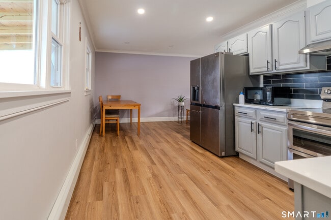 Building Photo - 24 Park Ln W