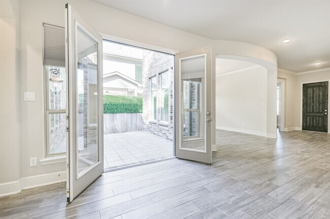 Building Photo - 210 Liatris Ct