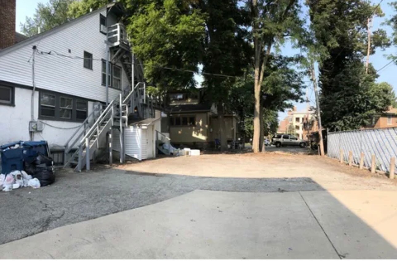 Building Photo - 804 W Oregon St