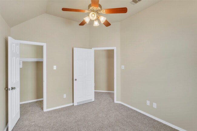 Building Photo - 2803 Lakecrest Way Dr