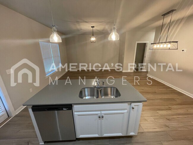 Building Photo - Home for Rent in Weaver, AL!!! Available to View Now!!! Sign a 13-month lease by 5/31/2026 and re...