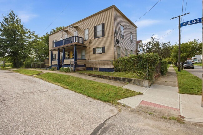 Building Photo - 689 Midland Ave