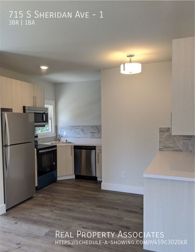 Building Photo - Spacious renovated 3 bedroom unit in the h...