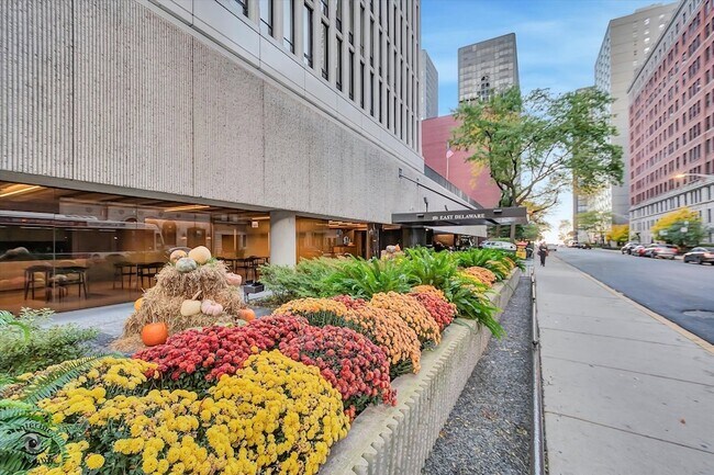 Building Photo - 200 E Delaware Pl